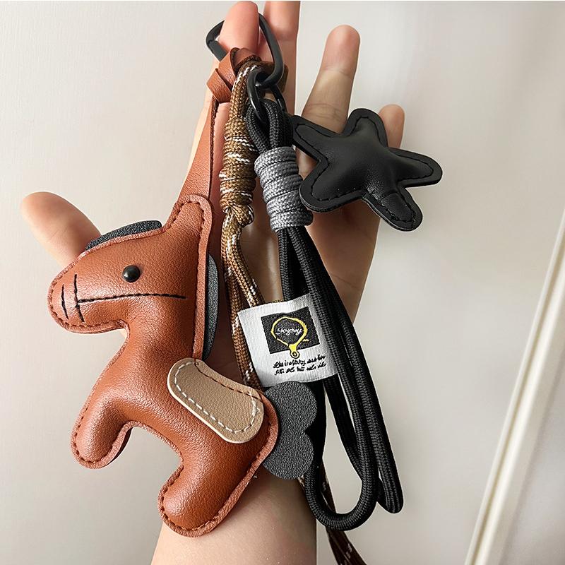 Vintage Style Horse Bag Pendant PU Leather Lightweight Design Horse Hanging Rope Rope Attachment Cartoon Design
Vintage Style Horse Bag Pendant PU Leather Lightweight Design Horse Hanging Rope Rope Attachment Cartoon Design