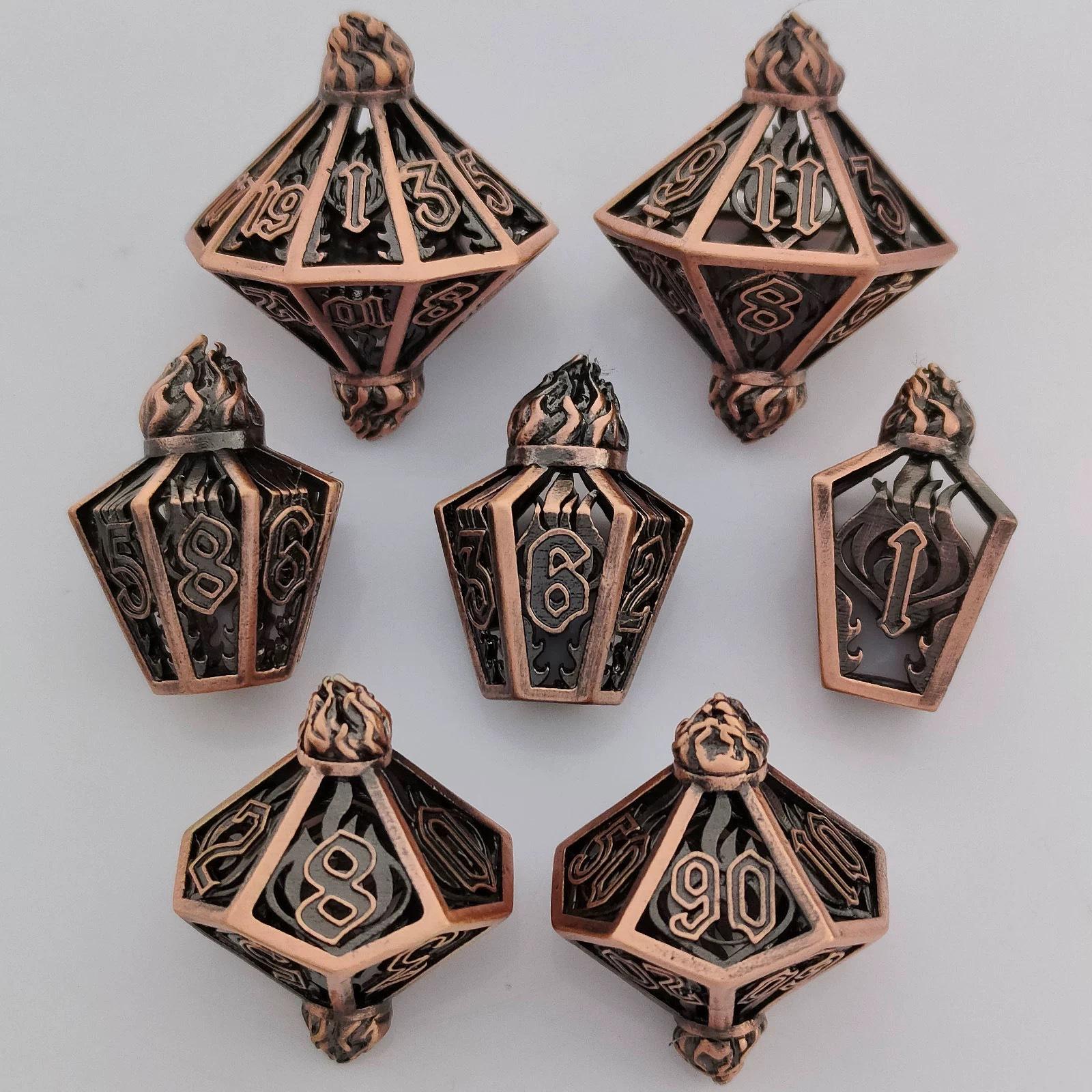 Металлический набор кубиков DND Dungeons and Dragons TRPG многогранные кубики ролевая настольная игра стиль легкой роскоши
Металлический набор кубиков DND Dungeons and Dragons TRPG многогранные кубики ролевая настольная игра стиль легкой роскоши