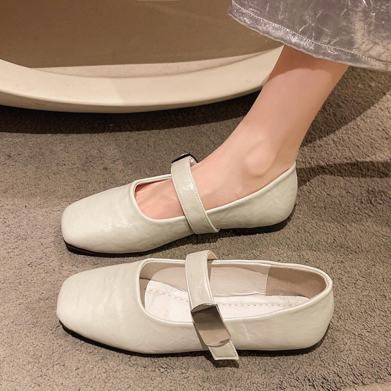2025 spring new fashion one-word buckle with skirt soft sole small leather shoes large size French temperament Mary Jane shoes women 35
2025 spring new fashion one-word buckle with skirt soft sole small leather shoes large size French temperament Mary Jane shoes women 35