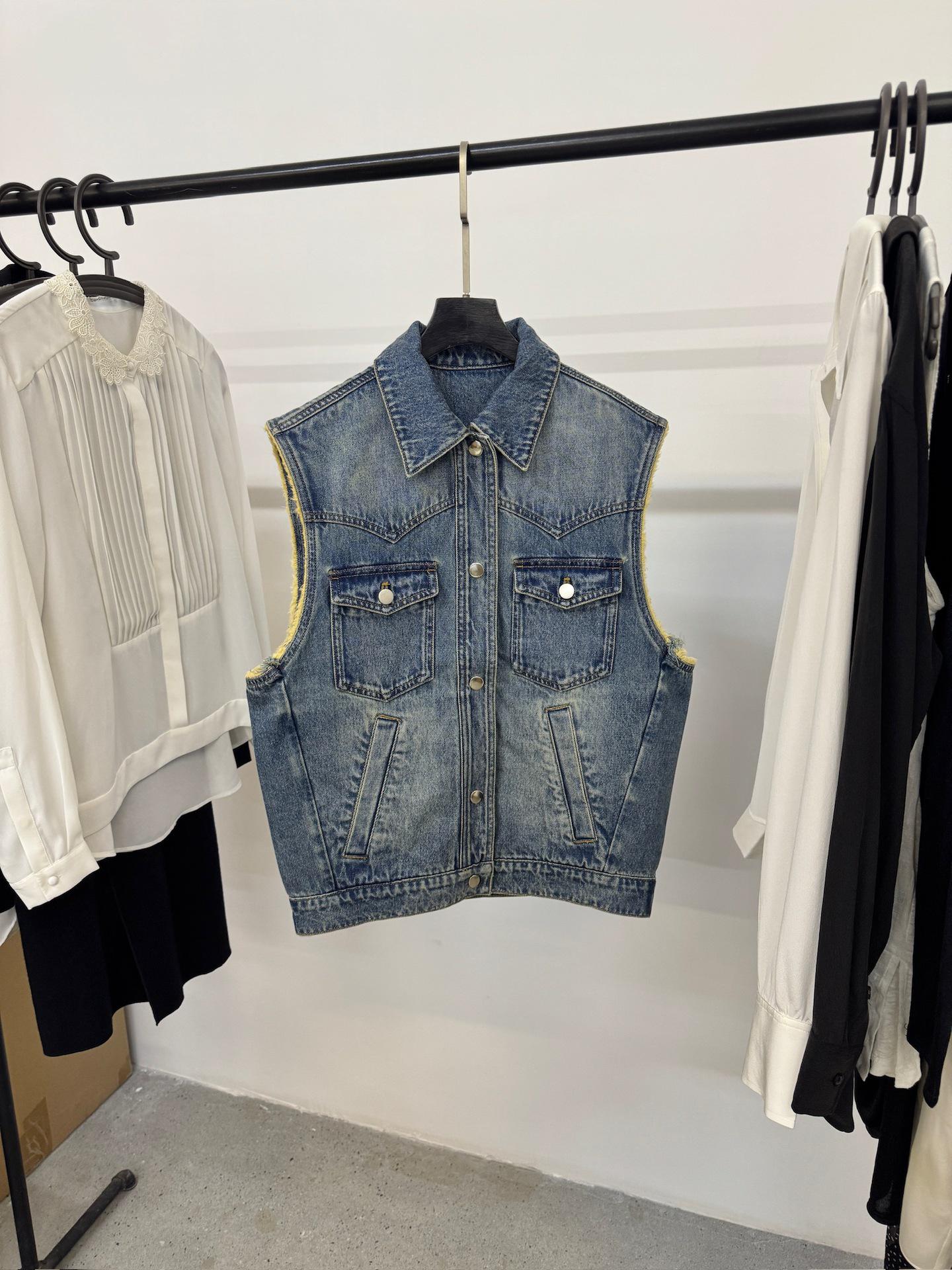 Frayed Collarless Short Denim Vest Top XS
Frayed Collarless Short Denim Vest Top XS