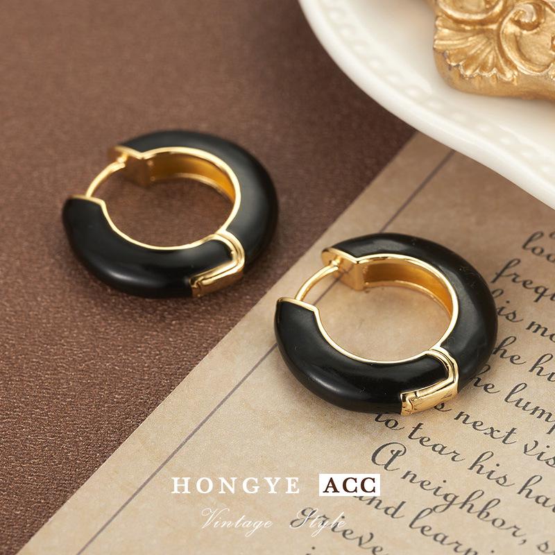 2023 Women s Retro Drip Oil Ear Clips: Light Luxury, High-End Niche Design, Round Fashion Earrings 18K
2023 Women s Retro Drip Oil Ear Clips: Light Luxury, High-End Niche Design, Round Fashion Earrings 18K