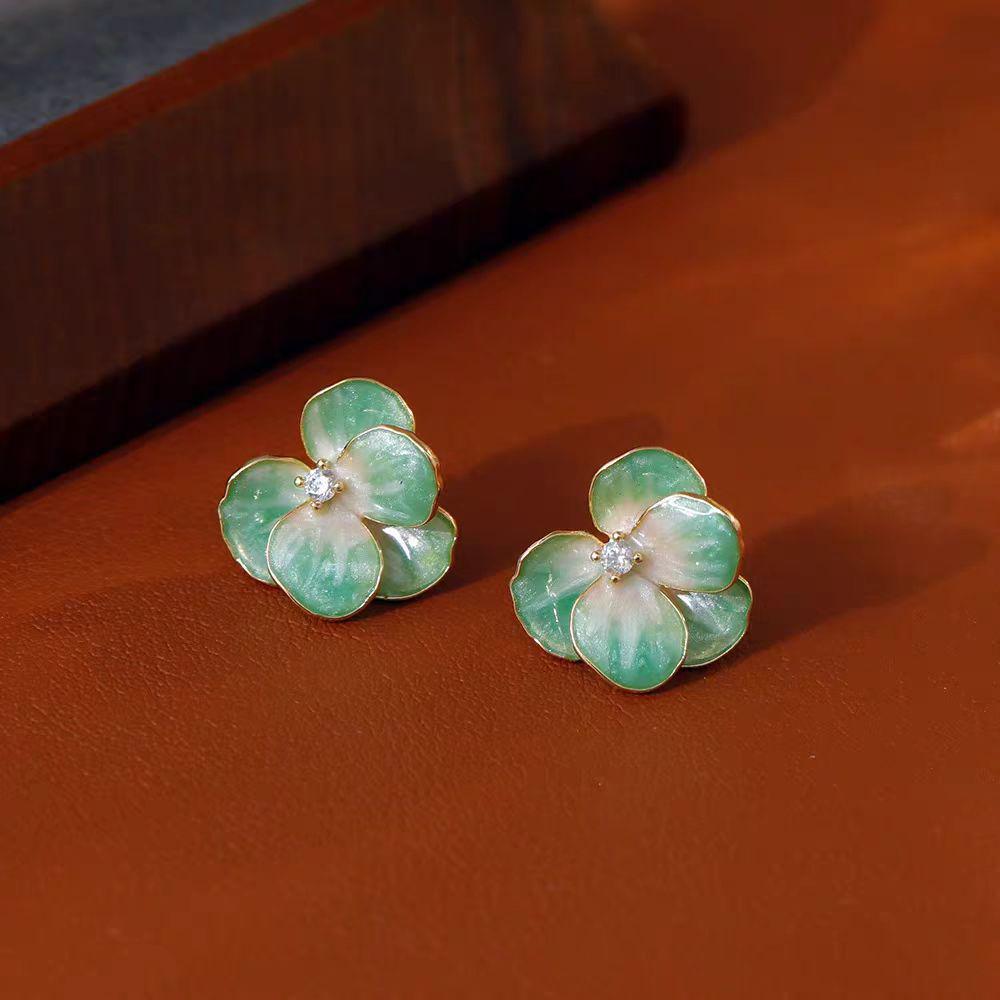 Эмалевые серьги-пусеты с цветком ириса: Свежий, Милый и Универсальный для Весны/Лета 2025
Эмалевые серьги-пусеты с цветком ириса: Свежий, Милый и Универсальный для Весны/Лета 2025