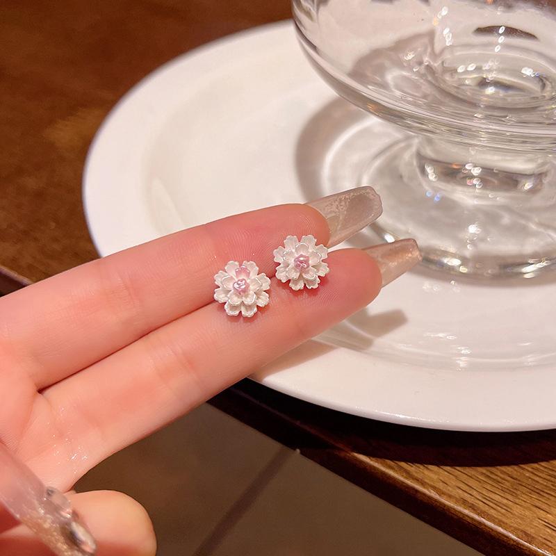 Маленькие свежие серьги-гвоздики с цветами из смолы для женщин, простые, милые мини-украшения в подарок
Маленькие свежие серьги-гвоздики с цветами из смолы для женщин, простые, милые мини-украшения в подарок