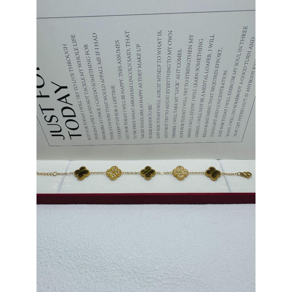 Браслет с четырехлистным клевером 13 мм для женщин, титановая сталь, двухсторонний перламутр, модный и простой, не тускнеющая бижутерия 18K
Браслет с четырехлистным клевером 13 мм для женщин, титановая сталь, двухсторонний перламутр, модный и простой, не тускнеющая бижутерия 18K