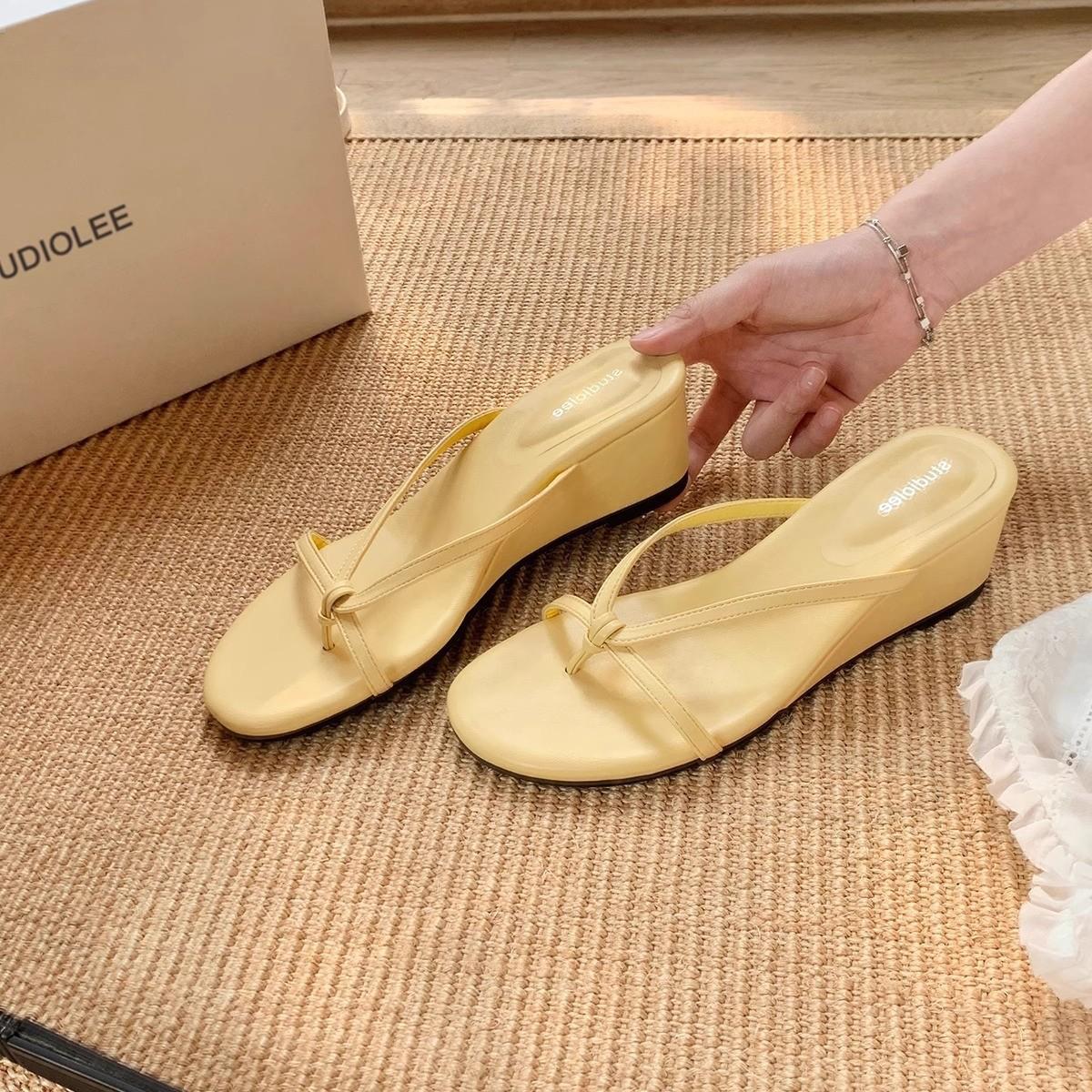 Grape mother with the same heel height 6cm French toe fairy wearing flip-flops outside the wind, thin strap heel cool slippers female 40 жовтий
Grape mother with the same heel height 6cm French toe fairy wearing flip-flops outside the wind, thin strap heel cool slippers female 40 жовтий