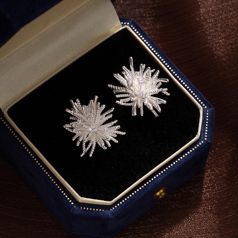 Spring And Summer Small Fresh Golden Flower Stud Earrings Women S Niche Sweet Snowflake Earrings High-End Temperament Fashion Ear Jewelry
Spring And Summer Small Fresh Golden Flower Stud Earrings Women S Niche Sweet Snowflake Earrings High-End Temperament Fashion Ear Jewelry