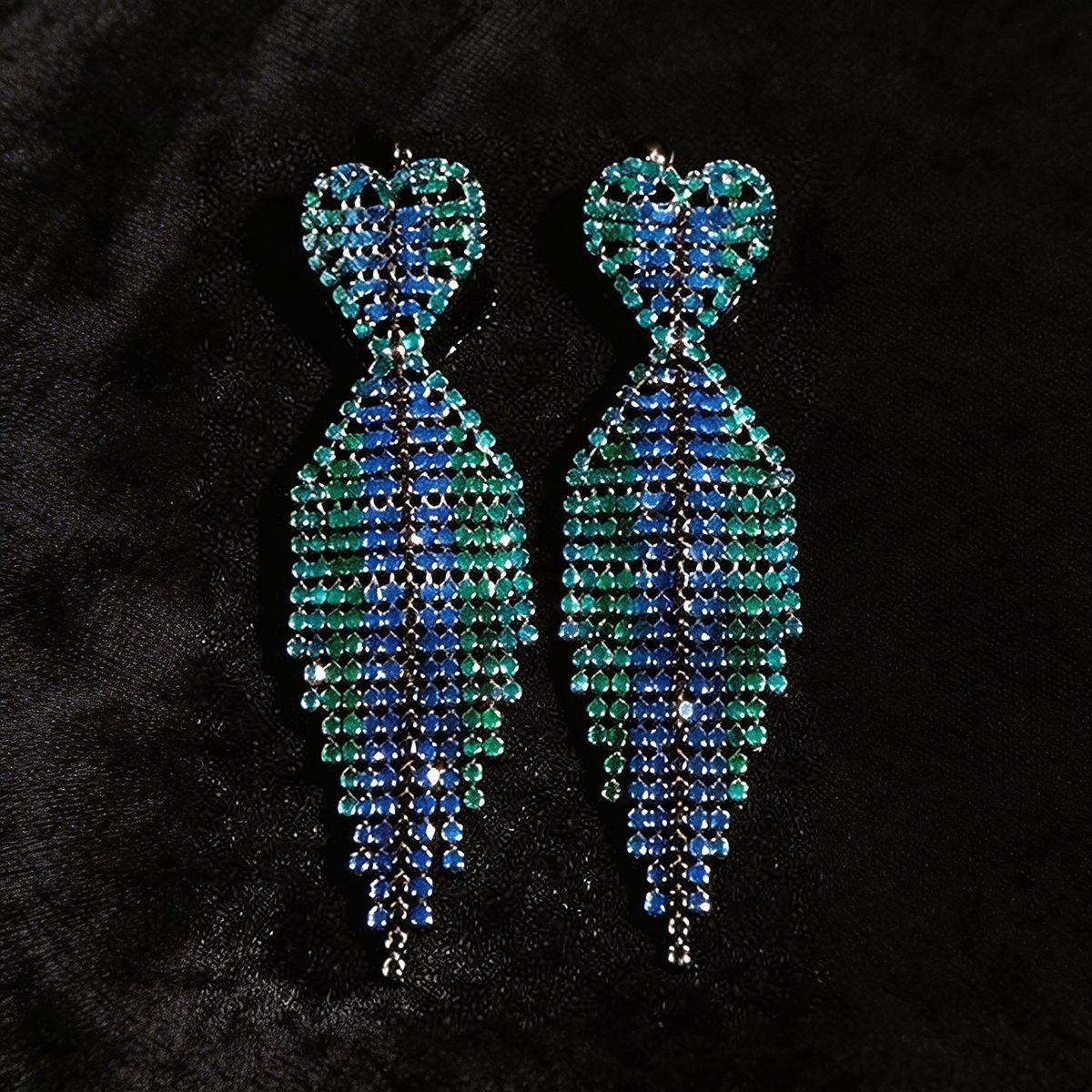 European and American style diamond-set love fringed earrings light luxury high-end sense exquisite earrings versatile fashion earrings design sense
European and American style diamond-set love fringed earrings light luxury high-end sense exquisite earrings versatile fashion earrings design sense