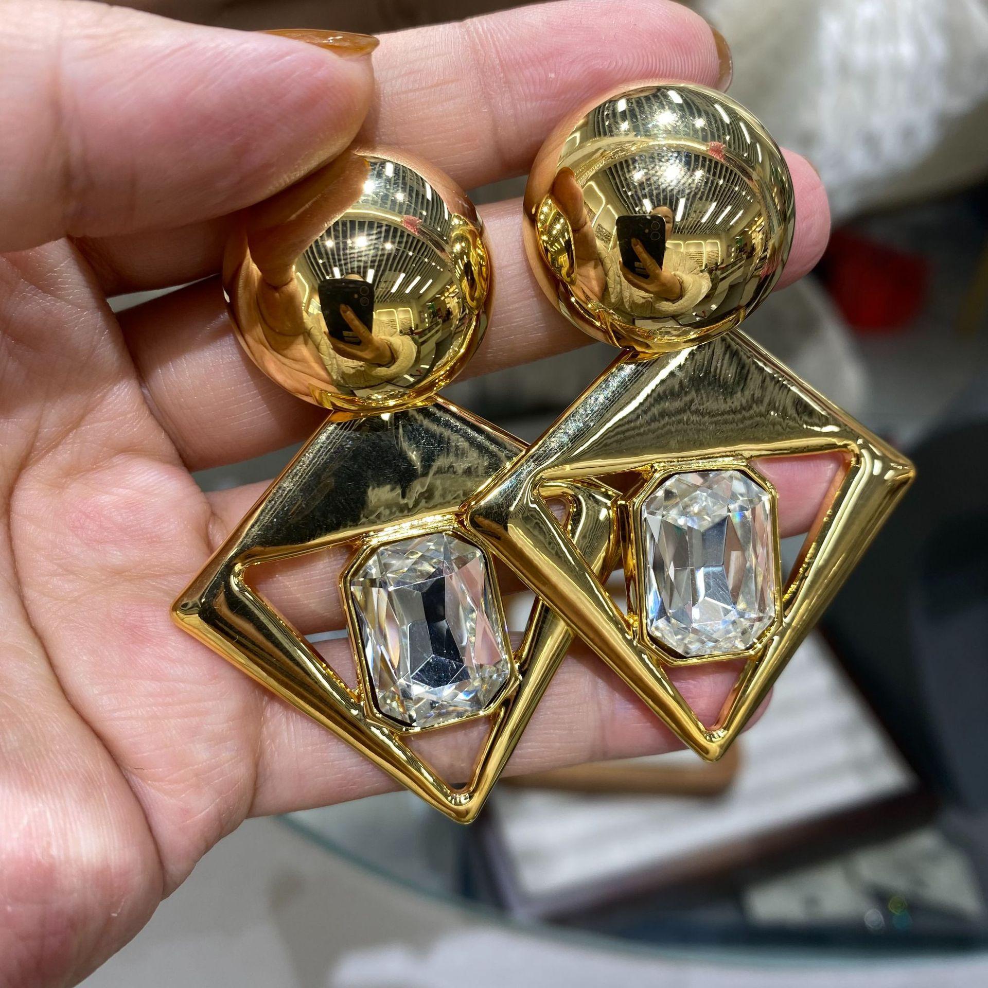 Poplar Shulin Song Jianaying Has The Same Exaggerated Geometric Rhombus Earrings, Temperament Big Gem Earrings.
Poplar Shulin Song Jianaying Has The Same Exaggerated Geometric Rhombus Earrings, Temperament Big Gem Earrings.