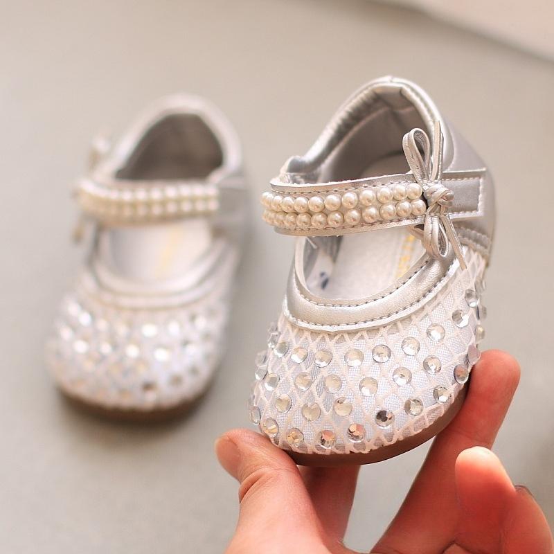 Korean style girls princess shoes for spring and summer, with rhinestone, pearl and bowknot details, soft-soled sandals. 26 слонова кістка
Korean style girls princess shoes for spring and summer, with rhinestone, pearl and bowknot details, soft-soled sandals. 26 слонова кістка