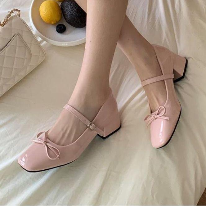 New girls patent leather single shoes with thick heels and a single line 35 розовый
New girls patent leather single shoes with thick heels and a single line 35 розовый