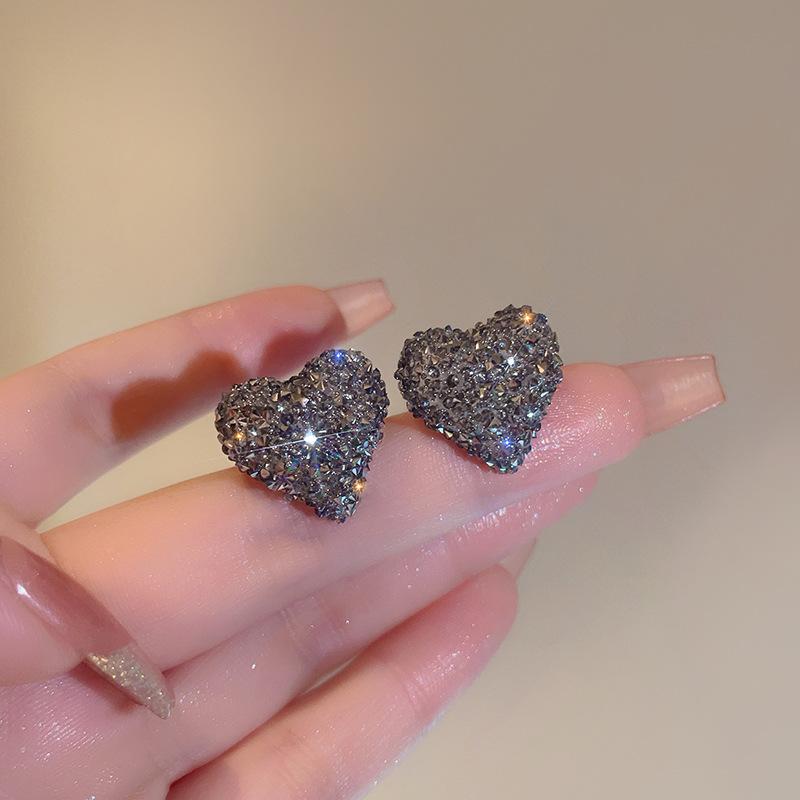 Silver needle diamond love stud earrings new high-end fashion temperament earrings autumn and winter simple design earrings women
Silver needle diamond love stud earrings new high-end fashion temperament earrings autumn and winter simple design earrings women