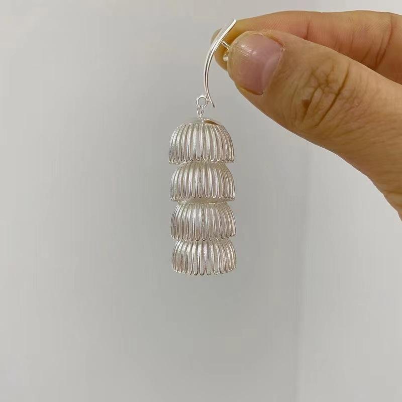 Moon in the cage, niche Dong Jie movement earrings, silver-plated flowers, hollowed-out smart stud earrings, advanced sense
Moon in the cage, niche Dong Jie movement earrings, silver-plated flowers, hollowed-out smart stud earrings, advanced sense