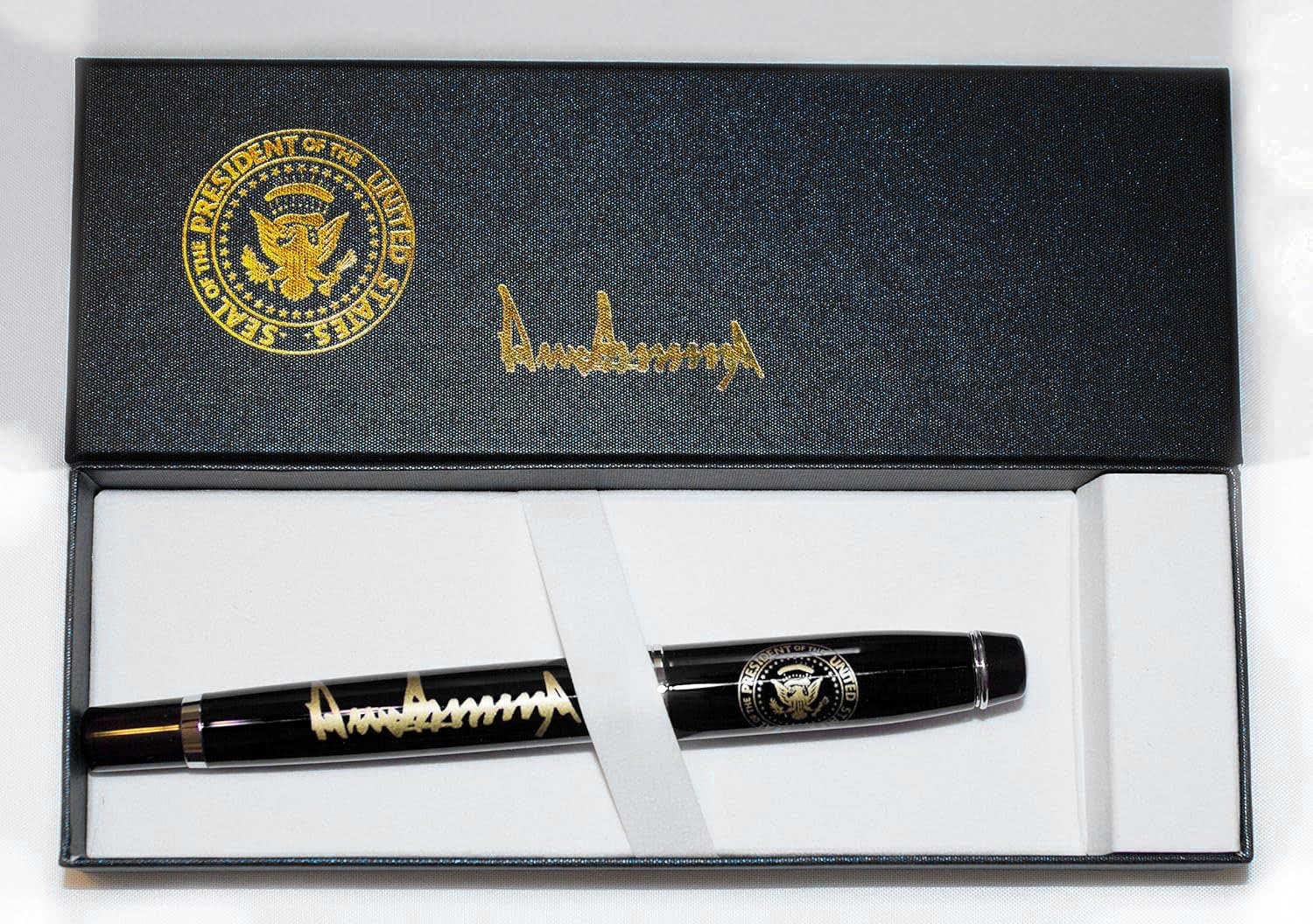 Ручка с подписью президента Дональда Трампа, черная. чёрный
Ручка с подписью президента Дональда Трампа, черная. чёрный