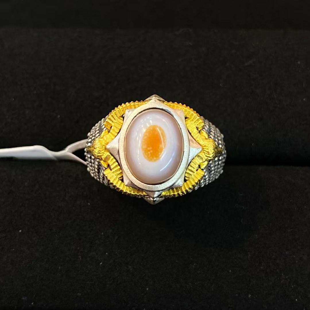 Vintage Mutton Fat Jade Ring: Exquisite Workmanship, Fine Weathering, Oily Patina, Excellent Condition, Collectible.
Vintage Mutton Fat Jade Ring: Exquisite Workmanship, Fine Weathering, Oily Patina, Excellent Condition, Collectible.