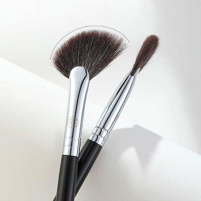 Kochanie - Slanted Highlighter Fan Brush Black
Kochanie - Slanted Highlighter Fan Brush Black