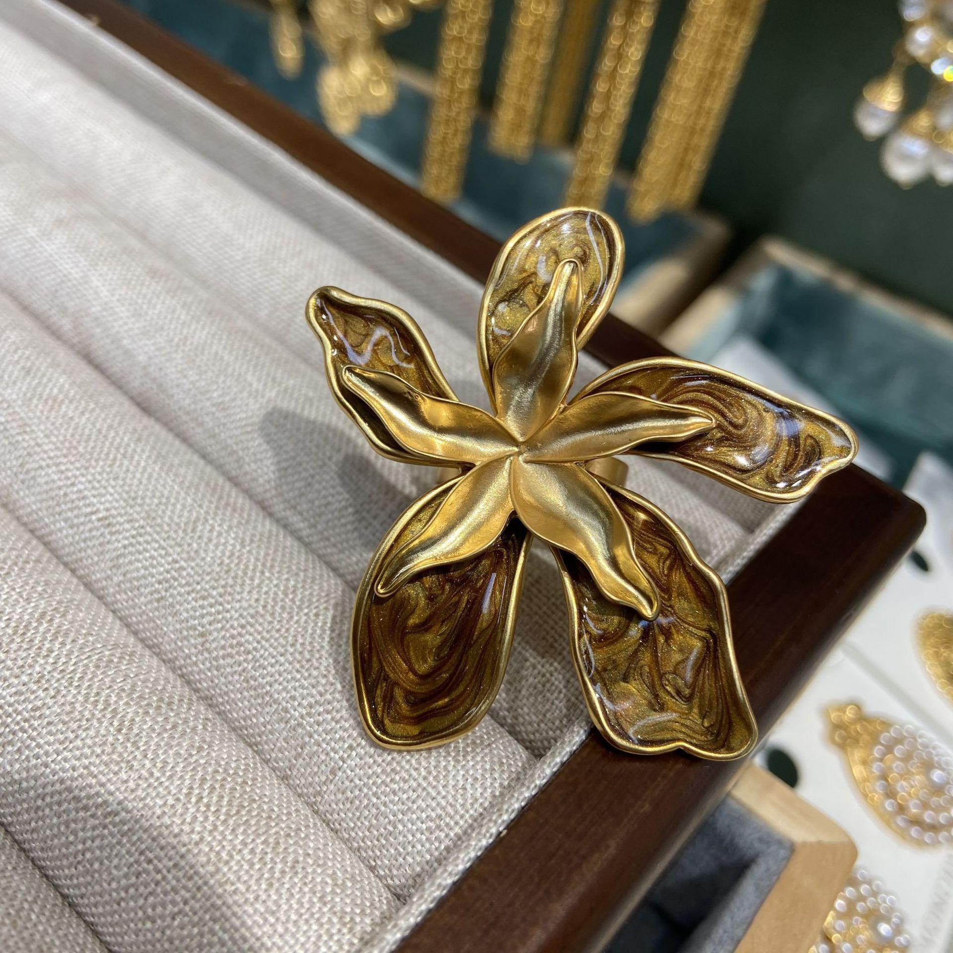 Кольцо в стиле ретро-суда, простая атмосфера, высококачественное глазурованное эмалевое кольцо в цветочном стиле
Кольцо в стиле ретро-суда, простая атмосфера, высококачественное глазурованное эмалевое кольцо в цветочном стиле