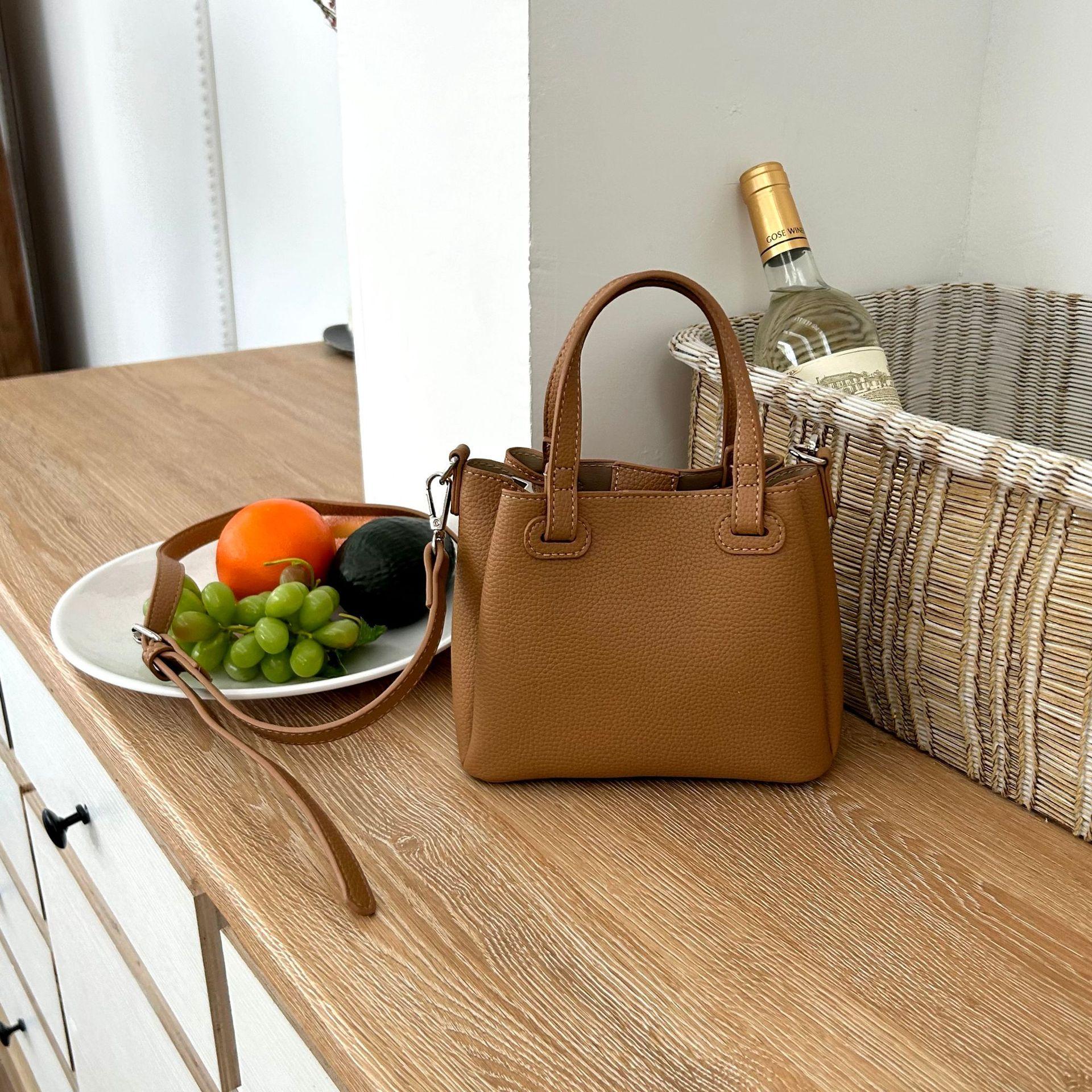 Трендовые сумки через плечо, женские небольшие квадратные сумки, новые прочные нишевые сумки для ручного ношения, модные сумки для отдыха, универсальные сумки через плечо в корейском стиле
Трендовые сумки через плечо, женские небольшие квадратные сумки, новые прочные нишевые сумки для ручного ношения, модные сумки для отдыха, универсальные сумки через плечо в корейском стиле