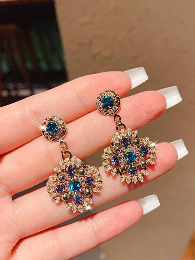 Изысканный дизайн в стиле легкой роскоши, инкрустированный бриллиантовыми вставками, простые и универсальные серьги и украшения для ушей
Изысканный дизайн в стиле легкой роскоши, инкрустированный бриллиантовыми вставками, простые и универсальные серьги и украшения для ушей