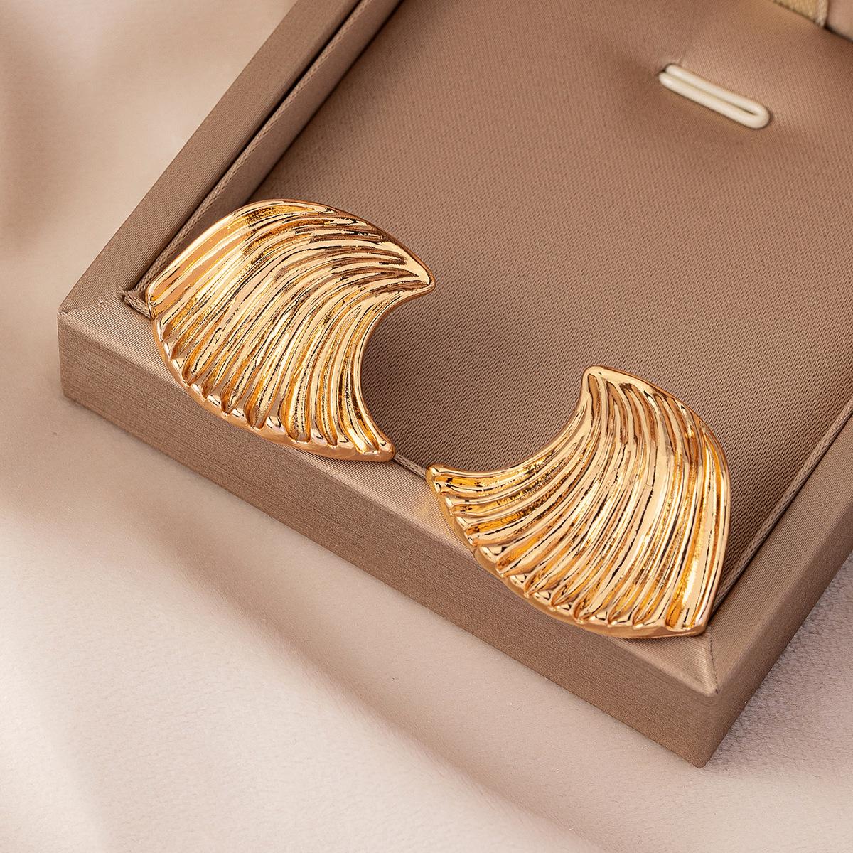 Retro Geometric Sea Wave Earrings: Minimalist Pleated Design, Versatile Studs for Women золотой
Retro Geometric Sea Wave Earrings: Minimalist Pleated Design, Versatile Studs for Women золотой