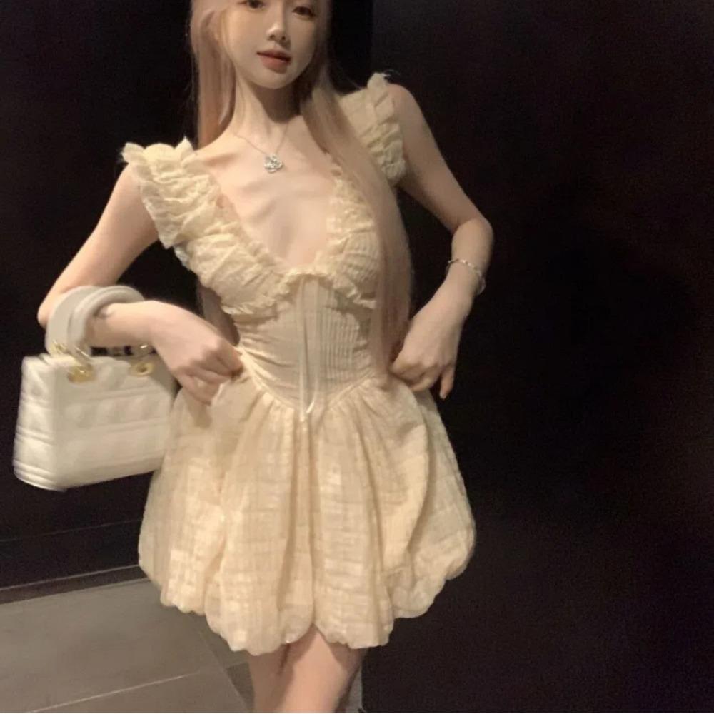 Абрикосовое платье-жилет А-силуэта с V-образным вырезом без рукавов и цветочным декором, подчеркивающее фигуру и талию S абрикосовый
Абрикосовое платье-жилет А-силуэта с V-образным вырезом без рукавов и цветочным декором, подчеркивающее фигуру и талию S абрикосовый