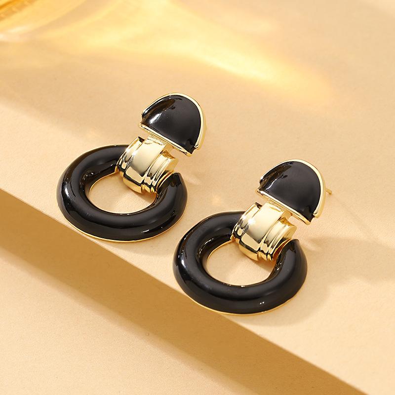 Hong Kong style niche personality fashion OL style dripping oil geometric round earrings light luxury simple high-end versatile earrings чёрный
Hong Kong style niche personality fashion OL style dripping oil geometric round earrings light luxury simple high-end versatile earrings чёрный