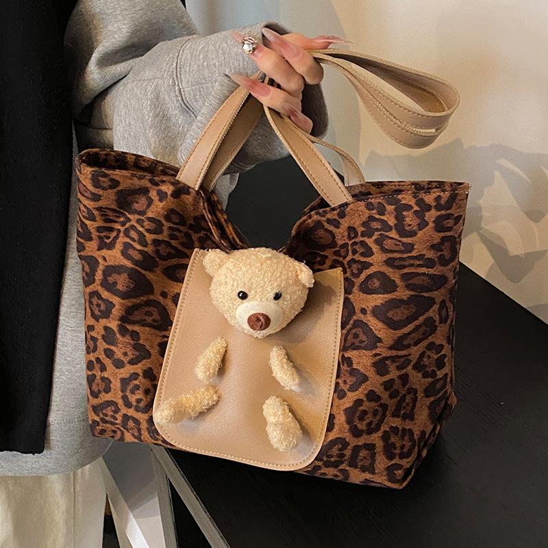 Канвасная сумка с леопардовым принтом для женщин, большая вместимость, совершенно новая, последний стиль, осень и зима, универсальная, повседневная, на одно плечо, сумка для покупок, сумка-тоут
Канвасная сумка с леопардовым принтом для женщин, большая вместимость, совершенно новая, последний стиль, осень и зима, универсальная, повседневная, на одно плечо, сумка для покупок, сумка-тоут