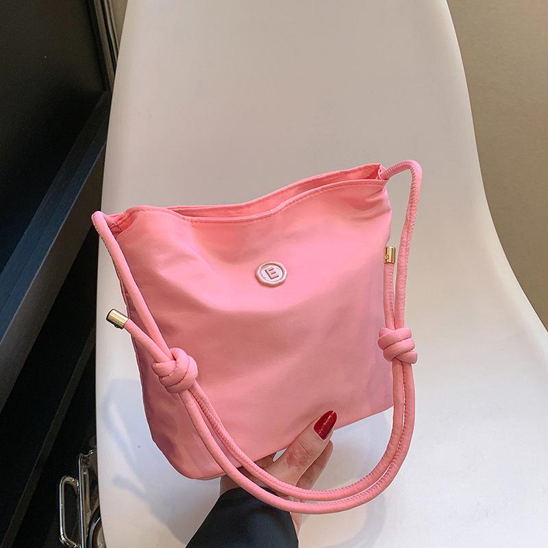 Internet celebrity popular small square bag women s 2024 summer new shoulder bag Korean version trendy fashion casual simple messenger bag белый
Internet celebrity popular small square bag women s 2024 summer new shoulder bag Korean version trendy fashion casual simple messenger bag белый