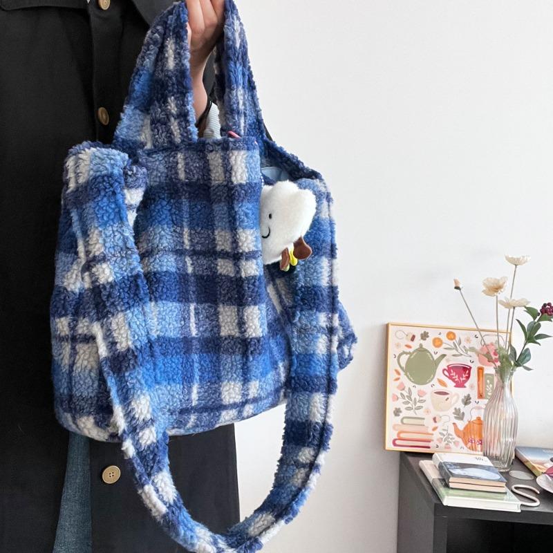Autumn and Winter Versatile Plush Bag Blue Sky Realm Plaid Bag Girls Handbag Large Capacity Tote Bag Crossbody Bag no cloud pendant
Autumn and Winter Versatile Plush Bag Blue Sky Realm Plaid Bag Girls Handbag Large Capacity Tote Bag Crossbody Bag no cloud pendant