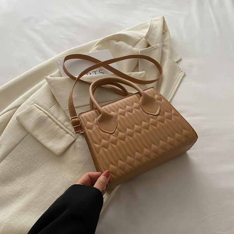 Цього року популярна красива маленька квадратна сумка жіноча 2024 повсякденна корейська версія текстурної сумки на плече/під пахву, модна портативна хакі
Цього року популярна красива маленька квадратна сумка жіноча 2024 повсякденна корейська версія текстурної сумки на плече/під пахву, модна портативна хакі