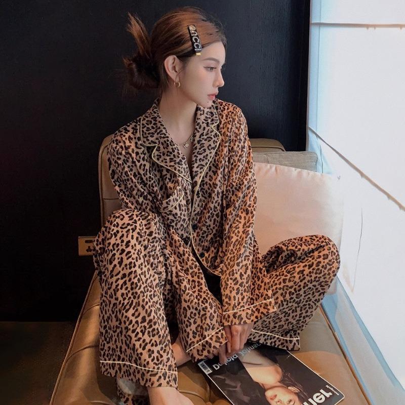 Ladies Fashion Leopard Print Pajamas Comfortable Spring Long Sleeved States Sexy Pajamas Home Wear Suit Soft S коричневий
Ladies Fashion Leopard Print Pajamas Comfortable Spring Long Sleeved States Sexy Pajamas Home Wear Suit Soft S коричневий