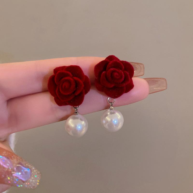 Flocking burgundy rose flower stud earrings temperament pearl retro Hong Kong style earrings advanced temperament autumn and winter earrings women
Flocking burgundy rose flower stud earrings temperament pearl retro Hong Kong style earrings advanced temperament autumn and winter earrings women