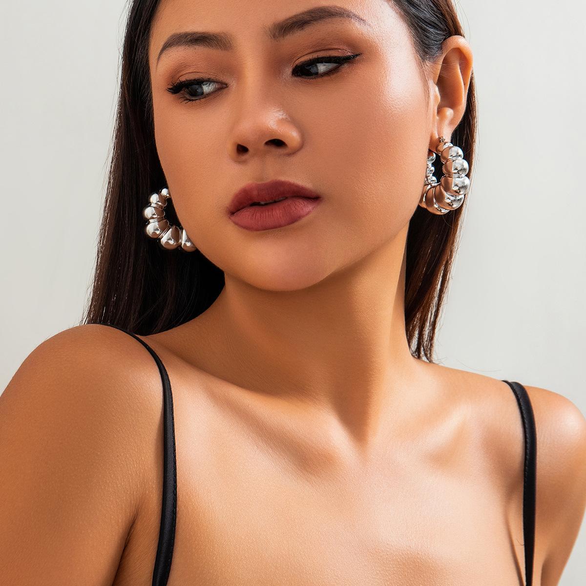 Збільшені французькі металеві сережки з дисками, сережки-гвоздики з простою та нерівною текстурою є нішевими
Збільшені французькі металеві сережки з дисками, сережки-гвоздики з простою та нерівною текстурою є нішевими