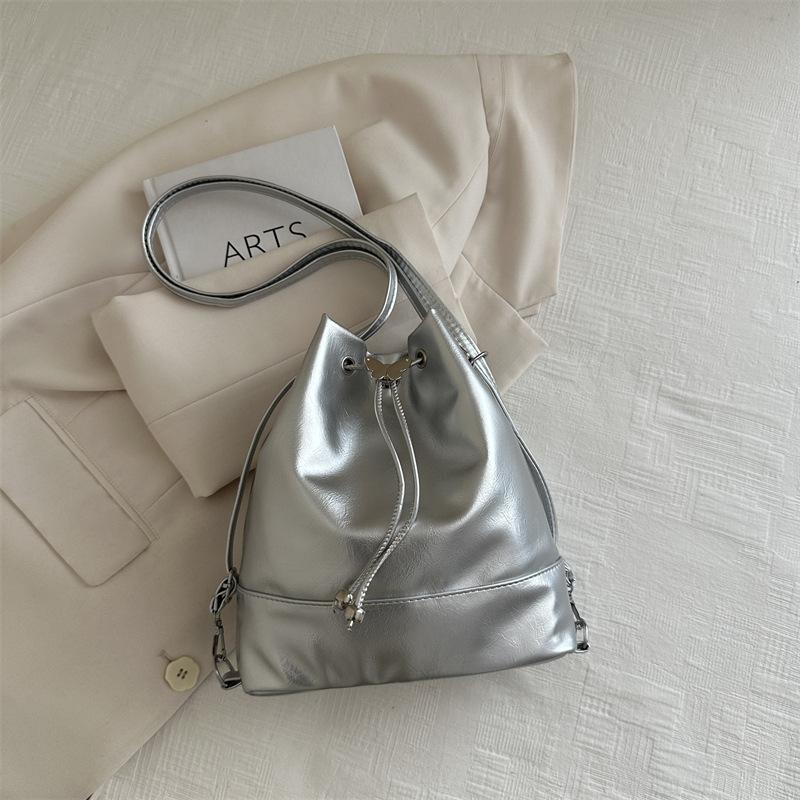 Популярная сумка-ведро для женщин большой вместимости 2025 новая модная рюкзак повседневный легкий дорожный рюкзак серебряный
Популярная сумка-ведро для женщин большой вместимости 2025 новая модная рюкзак повседневный легкий дорожный рюкзак серебряный