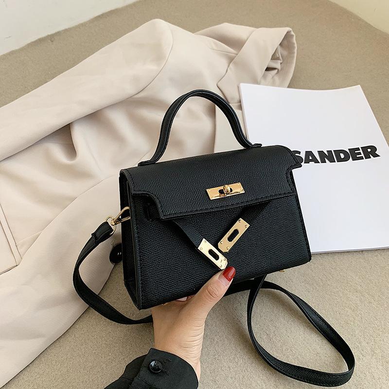 European and American portable platinum bag spring and autumn lock fashion women s bag trend line embossed women s shoulder bag trend messenger bag чорний
European and American portable platinum bag spring and autumn lock fashion women s bag trend line embossed women s shoulder bag trend messenger bag чорний