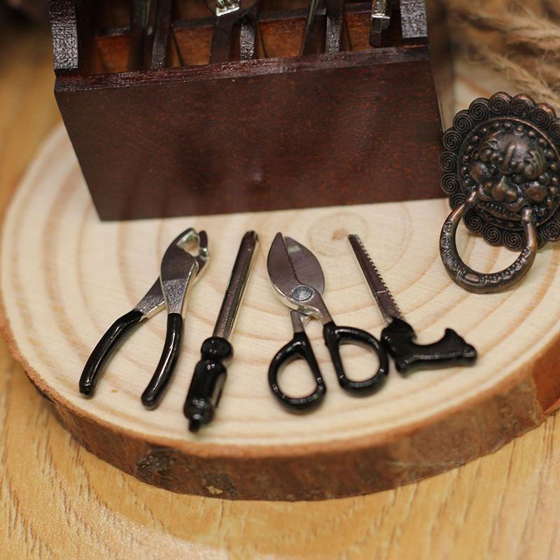 1 Set Photography Decoration Props 1: 12 Miniature Wooden Multifunctional Metal Toolbox Doll House Mini Tool Kit Ornament чёрный
1 Set Photography Decoration Props 1: 12 Miniature Wooden Multifunctional Metal Toolbox Doll House Mini Tool Kit Ornament чёрный