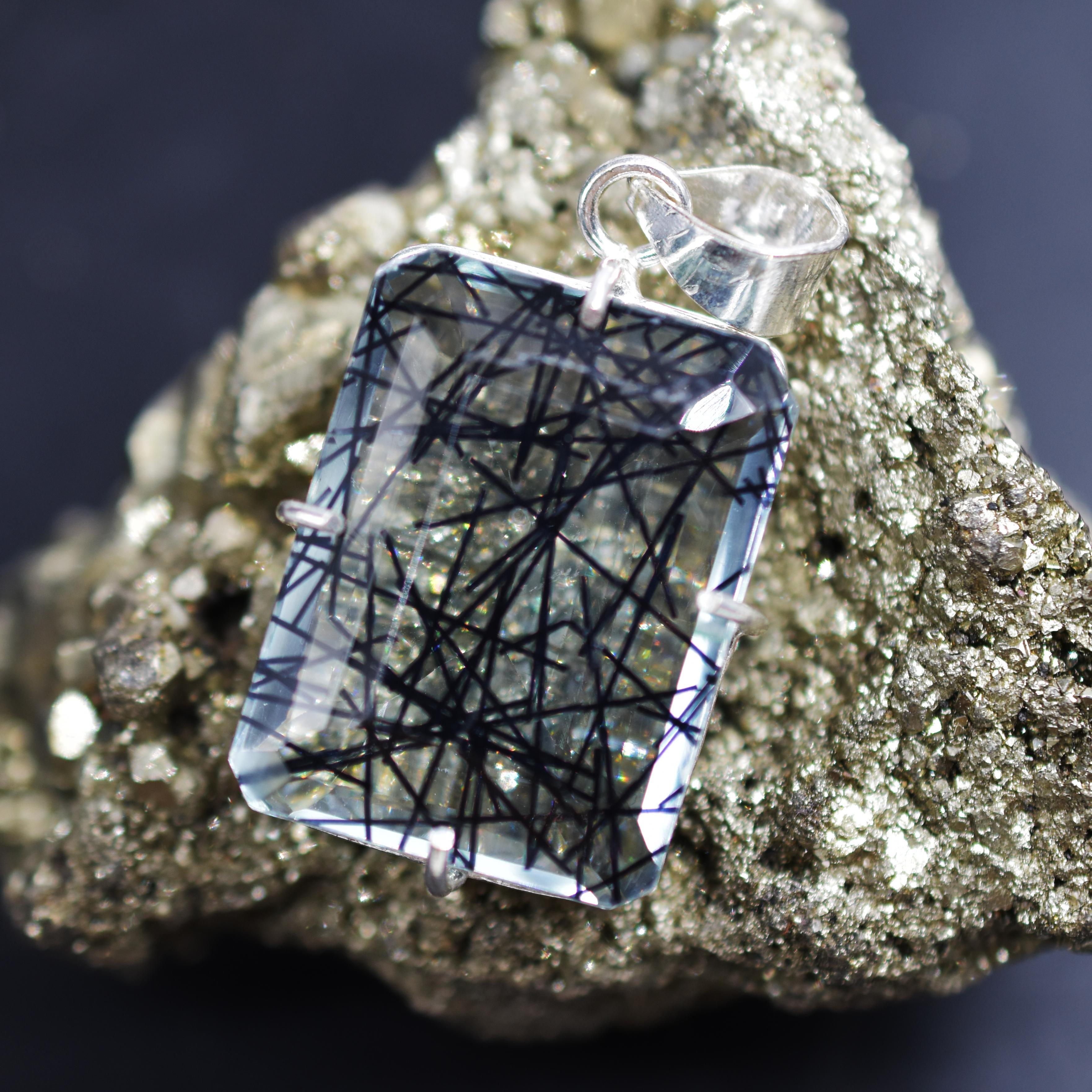 Certified 925 Sterling Silver Pendant Natural 100.15 Ct Rutile Emerald Gems my-354-k
Certified 925 Sterling Silver Pendant Natural 100.15 Ct Rutile Emerald Gems my-354-k