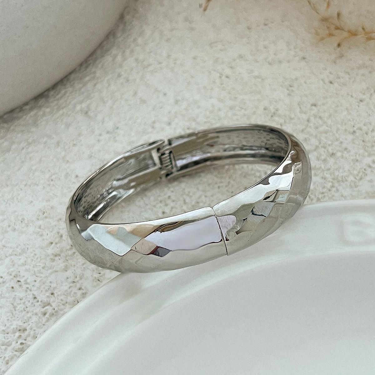 Braclet Exaggerated Metal Smooth Spring Bracelet, Irregular Design Water Drop Hug Bracelet
Braclet Exaggerated Metal Smooth Spring Bracelet, Irregular Design Water Drop Hug Bracelet