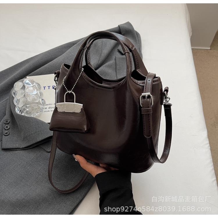 Универсальная женская сумка 2025 новая осенне-зимняя ретро сумка-мессенджер модная сумка для мамы и ребенка сумка-ведро темно-коричневого
Универсальная женская сумка 2025 новая осенне-зимняя ретро сумка-мессенджер модная сумка для мамы и ребенка сумка-ведро темно-коричневого