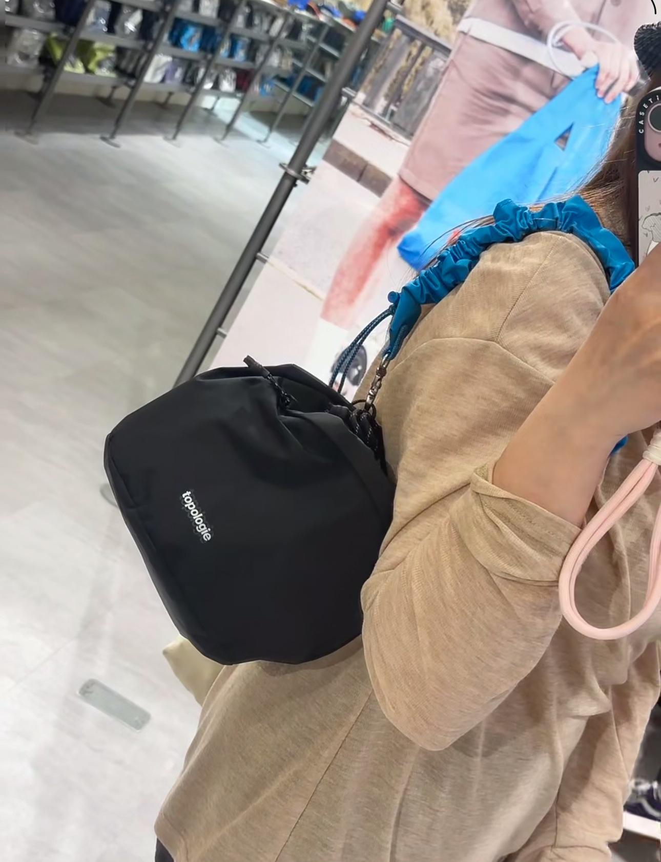 Tot Versatile Shoulder Messenger Bag Large Capacity Outdoor Leisure Sports Mori Fashion Hand Shoulder Kettle Bag 20*20*15 чорний
Tot Versatile Shoulder Messenger Bag Large Capacity Outdoor Leisure Sports Mori Fashion Hand Shoulder Kettle Bag 20*20*15 чорний
