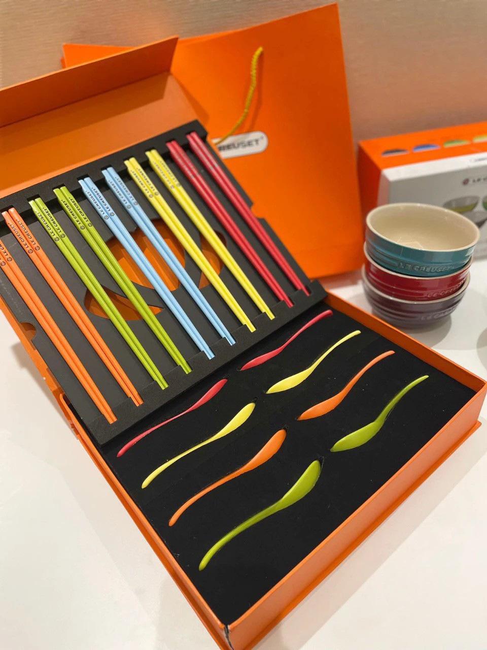 Popular French Le Creuset Rainbow Ceramic Chopsticks Healthy Dining Set Box Vivid Tableware Household Kitchen Dining Accessories Present
Popular French Le Creuset Rainbow Ceramic Chopsticks Healthy Dining Set Box Vivid Tableware Household Kitchen Dining Accessories Present