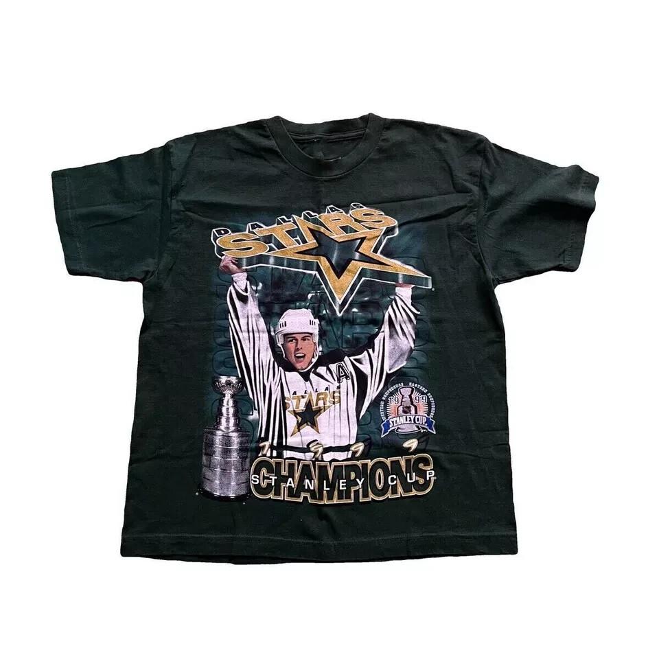Dallas Stars Retro Staney Cup 1999 Champs Hockey T Shirt Black Gift Fans Reprint Unisex T-Shirt XXL
Dallas Stars Retro Staney Cup 1999 Champs Hockey T Shirt Black Gift Fans Reprint Unisex T-Shirt XXL