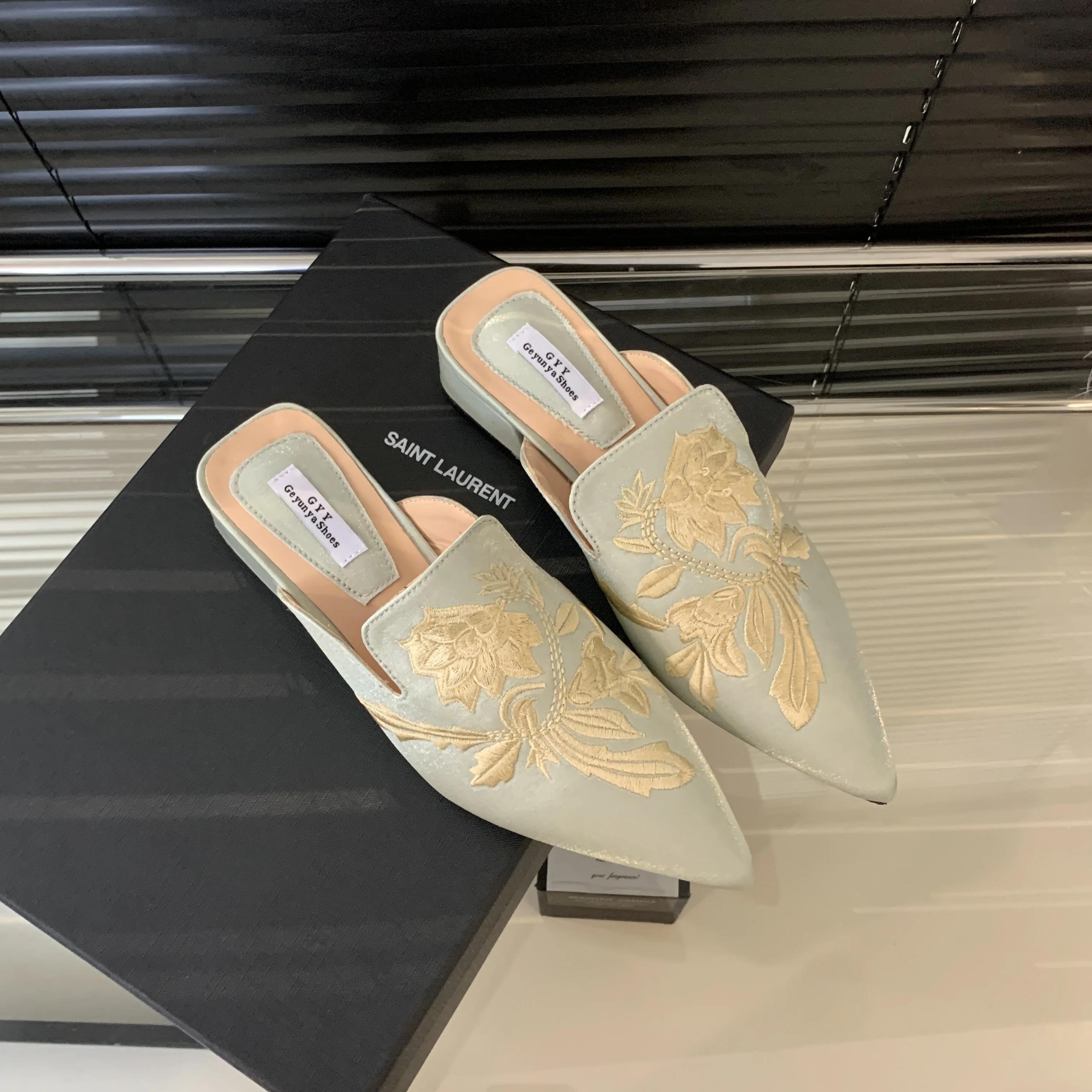 Осенние модные тапочки с острым носком, атласная вышивка, верхняя одежда, толстые каблуки, тапочки, домашняя обувь мюли для женщин 35
Осенние модные тапочки с острым носком, атласная вышивка, верхняя одежда, толстые каблуки, тапочки, домашняя обувь мюли для женщин 35