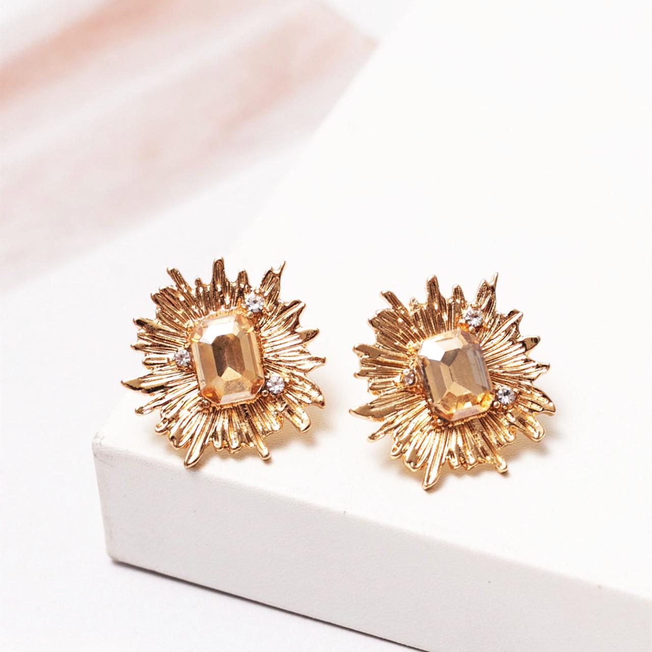New Korean version of sun flower stud earrings fashion temperament flower earrings design ear jewelry
New Korean version of sun flower stud earrings fashion temperament flower earrings design ear jewelry