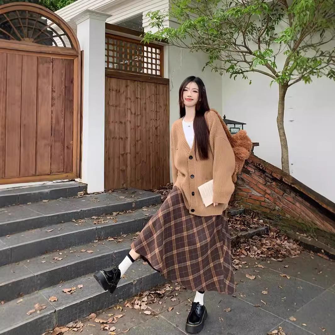 Women s Retro Plaid Three-Piece Set: Sweater Coat, T-Shirt, and A-Line Midi Skirt S 
Women s Retro Plaid Three-Piece Set: Sweater Coat, T-Shirt, and A-Line Midi Skirt S