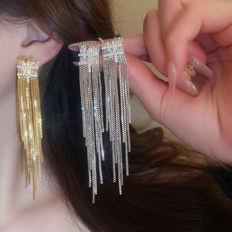 Zircon irregular tassel stud earrings exaggerated atmosphere earrings fashion high sense temperament earrings
Zircon irregular tassel stud earrings exaggerated atmosphere earrings fashion high sense temperament earrings