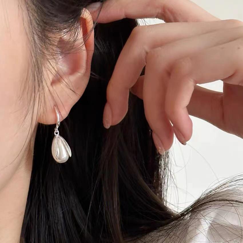 Pearl Bud Ear Hooks: Women s Luxury Retro-style Earrings with a Niche Design серебряный
Pearl Bud Ear Hooks: Women s Luxury Retro-style Earrings with a Niche Design серебряный