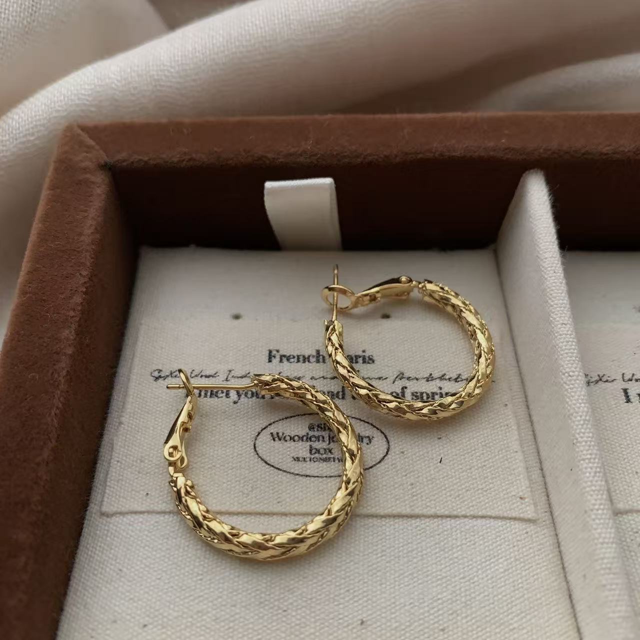 Gold and silver two-color woven ring earrings, ear buckles, exquisite retro personality and advanced
Gold and silver two-color woven ring earrings, ear buckles, exquisite retro personality and advanced