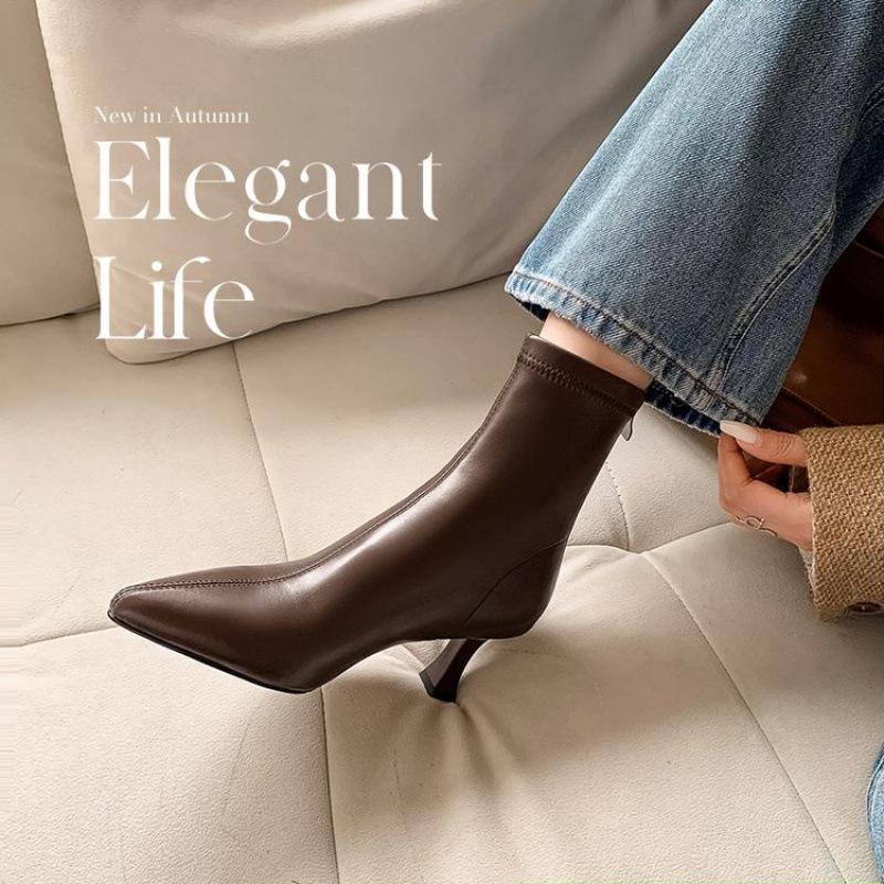 Новые женские ботинки Мартин с острым носком, резиновая мягкая подошва, осенне-зимние ботинки на среднем каблуке большого размера, квадратный каблук, женские низкие кожаные ботинки 39
Новые женские ботинки Мартин с острым носком, резиновая мягкая подошва, осенне-зимние ботинки на среднем каблуке большого размера, квадратный каблук, женские низкие кожаные ботинки 39