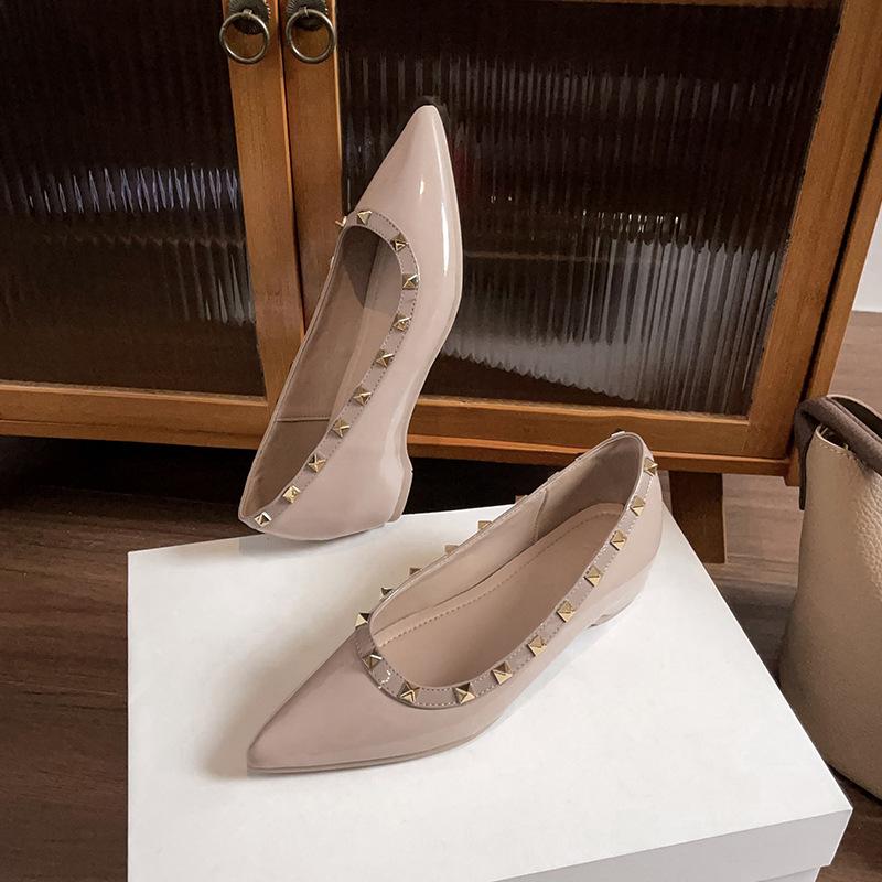 Riveted new flats, inner height increase in temperament, nude pointed patent leather single shoes, versatile commuting 41 світло-сірого кольору
Riveted new flats, inner height increase in temperament, nude pointed patent leather single shoes, versatile commuting 41 світло-сірого кольору