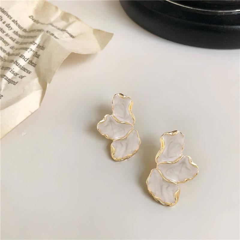 1PAIR s925 silver needle three-leaf petal stud earrings fashion versatile temperament earrings niche unique light luxury high-end earrings women
1PAIR s925 silver needle three-leaf petal stud earrings fashion versatile temperament earrings niche unique light luxury high-end earrings women